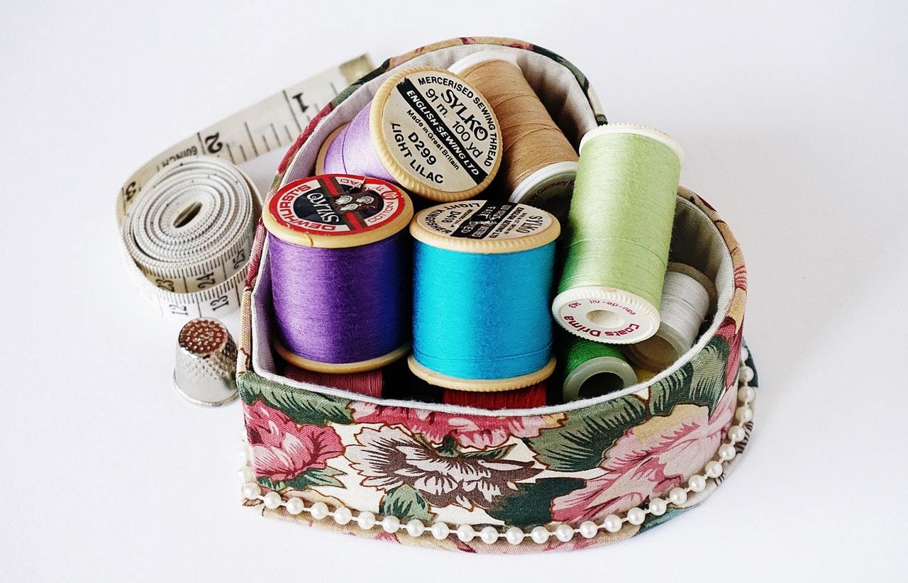 assorted-color-threads-with-case-1122844